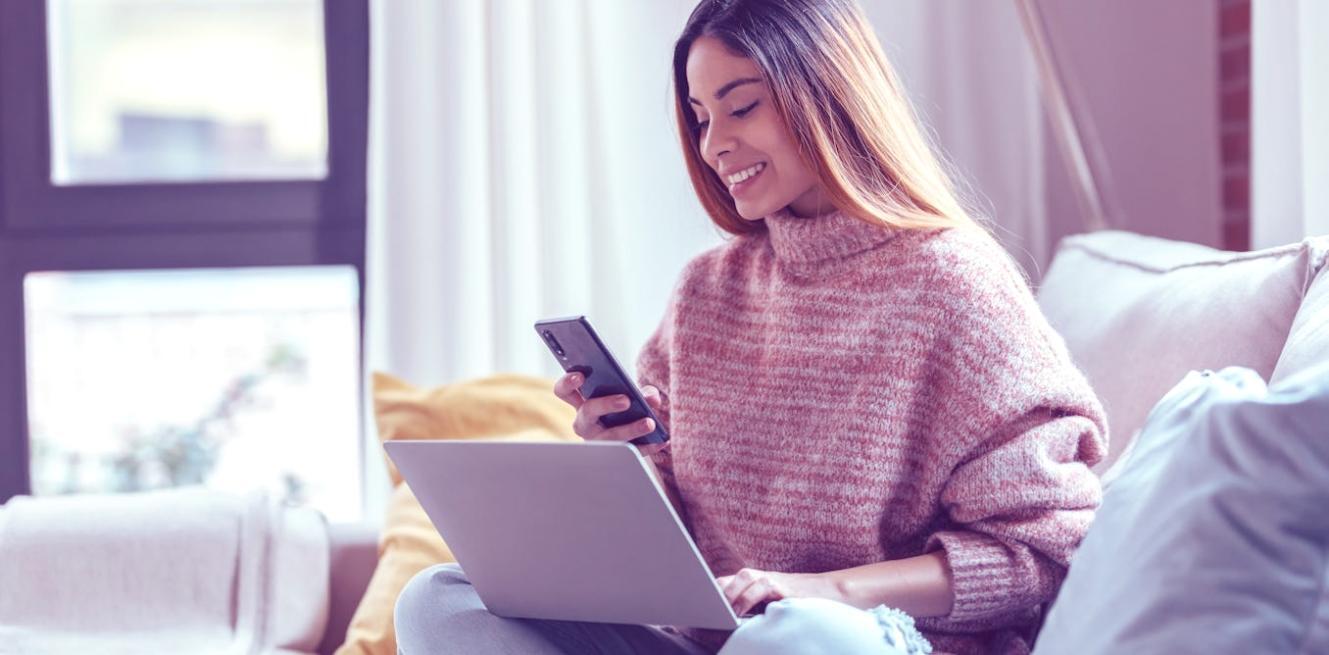 Intensive Keyword-Analyse am Arbeitsplatz mit mehreren Monitoren und Recherche-Tools