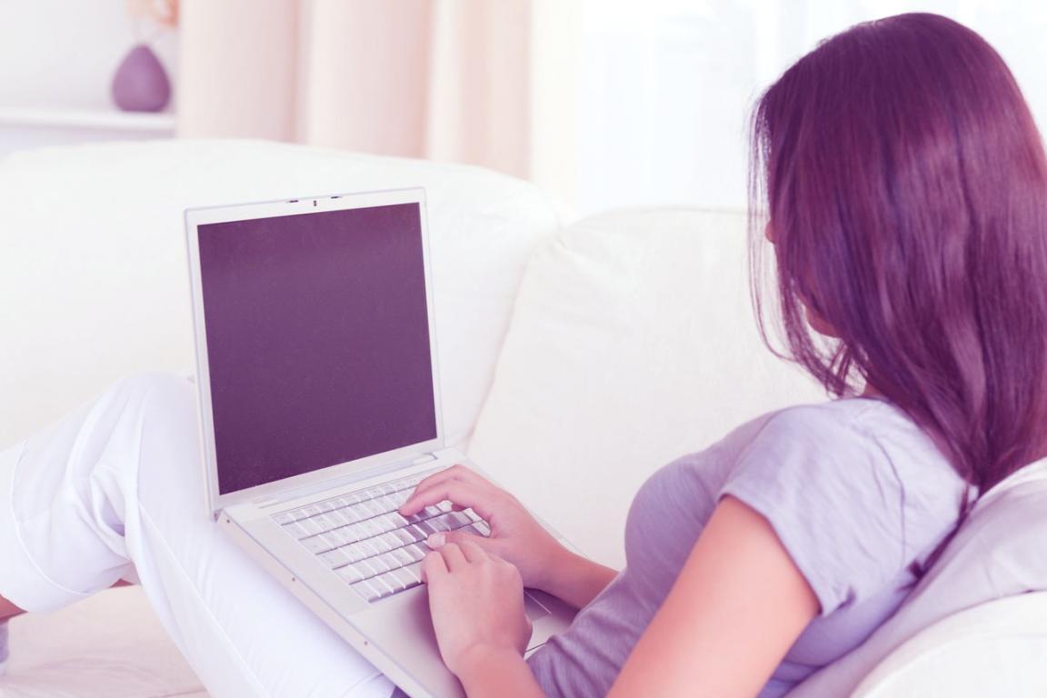 Arbeitsplatz mit Notizen und Laptop für strukturierte Keyword-Planung